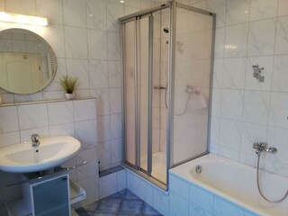 Tageslicht Bad mit Du/WC u. Badewanne