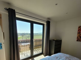 Schlafzimmer mit Balkon zum Wingert