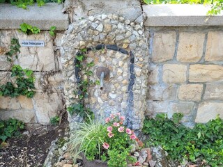 Brunnen vor dem Haus