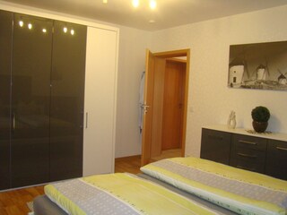 Schlafzimmer mit Kleiderschrank