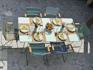 Terrasse mit Bestuhlung ausgestattet