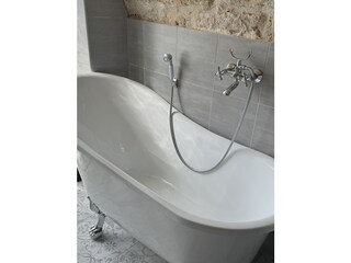Badezimmer mit Bad