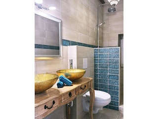 Badezimmer mit Dusche