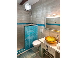 Badezimmer mit Dusche
