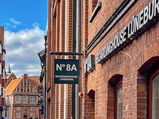 Logo und Eingang / Entrence  No 8A