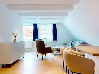 Wohn-Esszimmer mit vollausgestatteter Küche