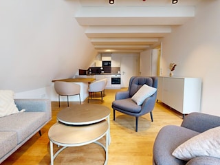 Wohn-Esszimmer mit vollausgestatteter Küche