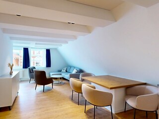 Wohn-Esszimmer mit vollausgestatteter Küche