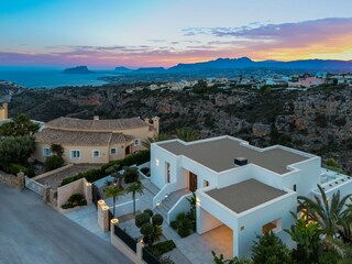 Villa bei Sonnenuntergang