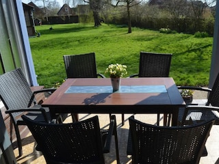 Terrasse mit Blick in den Garten