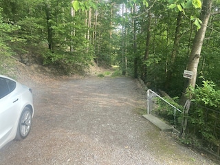 Waldweg oberhalb des Hauses mit Autoabstellplatz