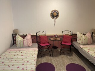 Schlafzimmer mit Einzelbetten unten