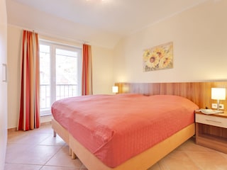 Schlafzimmer mit Doppelbett