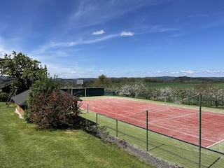 Garten mit Tenisplatz