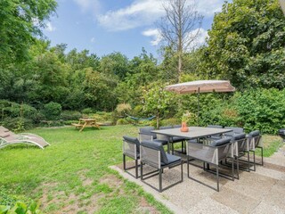 Die sonnige Terrasse mit Gartengruppe