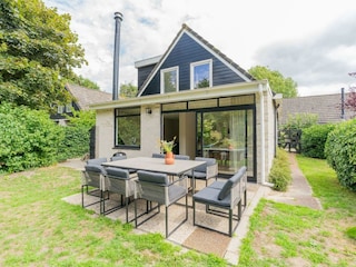 Die sonnige Terrasse mit Gartengruppe