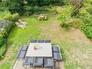 Garten mit Gartengruppe, Sonnenliegen und Hängematte