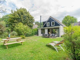 Garten mit Gartengruppe, Sonnenliegen und Picknicktisch