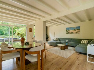 Das sehr geschmackvoll eingerichtete Wohnzimmer