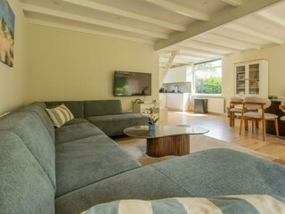 Die komfortable Sitzecke mit Eckcouch und Digital TV