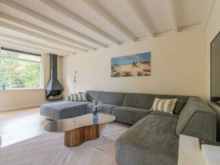 Die komfortable Sitzecke mit Eckcouch und Holzkamin