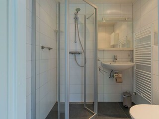 Badezimmer mit Dusche, Waschbecken und Toilette