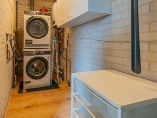 Waschraum mit Waschmaschine und Trockner