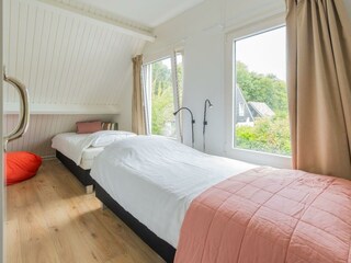 Schlafzimmer 3 mit 2 Einzel-Boxspringbetten und Kommode