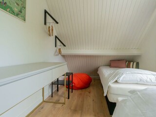 Schlafzimmer 3 mit 2 Einzel-Boxspringbetten und Kommode