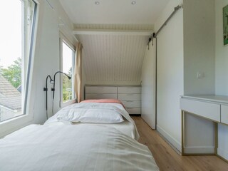 Schlafzimmer 3 mit 2 Einzel-Boxspringbetten und Kommode
