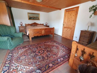 Schlafzimmer mit Zugang zur Terrasse