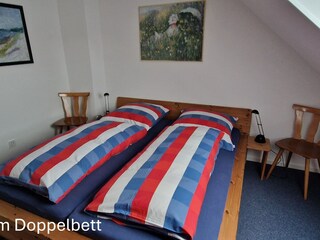 Schlafzimmer mit Doppelbett