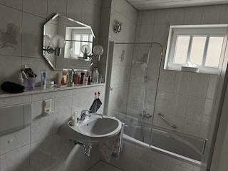 Badezimmer mit Wanne und Dusche Tageslicht