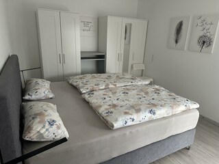 Schlafzimmer mit Boxspringbett