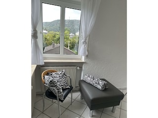 Leseecke im Wohnzimmer mit Blick in die Natur