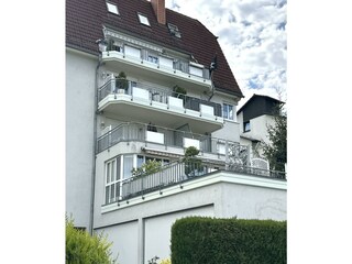 Aussenansicht mit Garagen und Blick zur Nahe