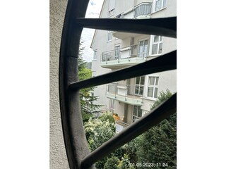 Blick vom Nachbarhaus auf den großen Balkon