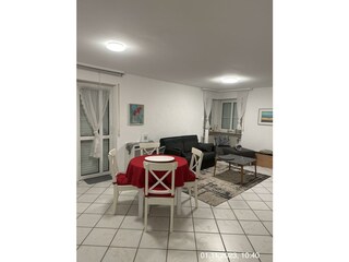 Wohnzimmer/Essbereich/Leseecke/Arbeitsplatz