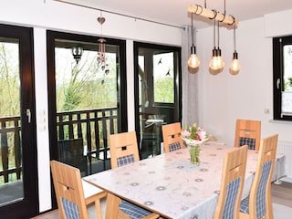 Essecke mit Blick auf Balkon