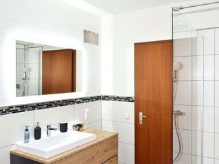 Badezimmer mit Waschbecken