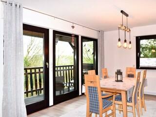 Esstisch mit Blick auf Balkon und Landschaft