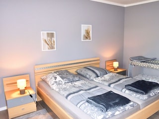 Schlafzimmer 1