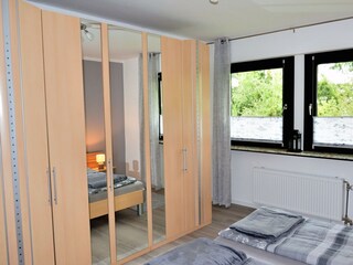 Schlafzimmer 1 Kleiderschrank