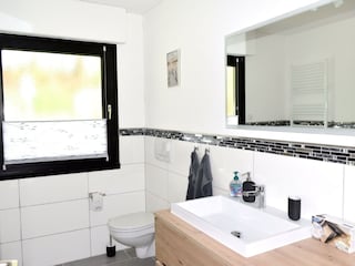 Badezimmer mit Dusche und WC