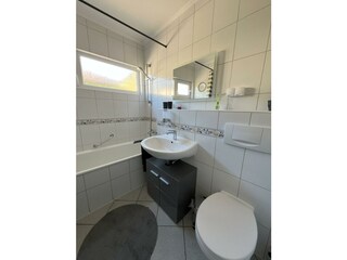 Badezimmer mit Wanne und Duschmöglichkeit