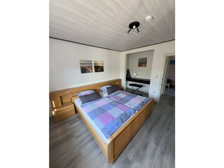 Schlafzimmer mit Doppelbett