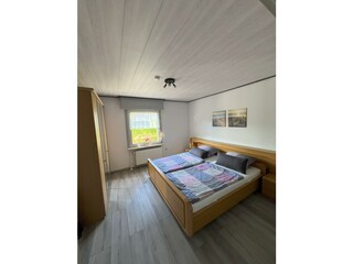 Schlafzimmer mit Doppelbett