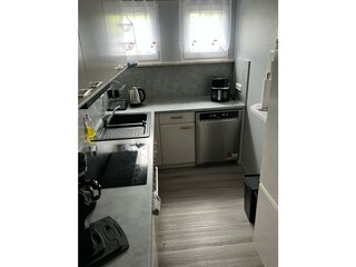 Küche mit Spülmaschine