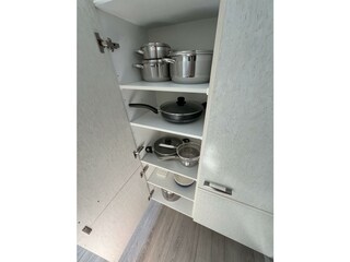 Küchenschrank mit Töpfe, Pfannen