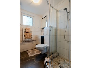 Badezimmer mit Dusche